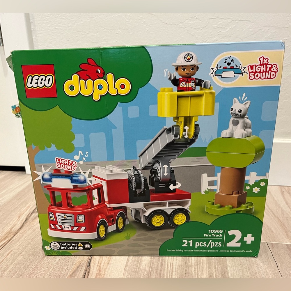 LEGO DUPLO Fire Engine Set - Red, Yellow, and Green 10969 - Picture 5 of 9